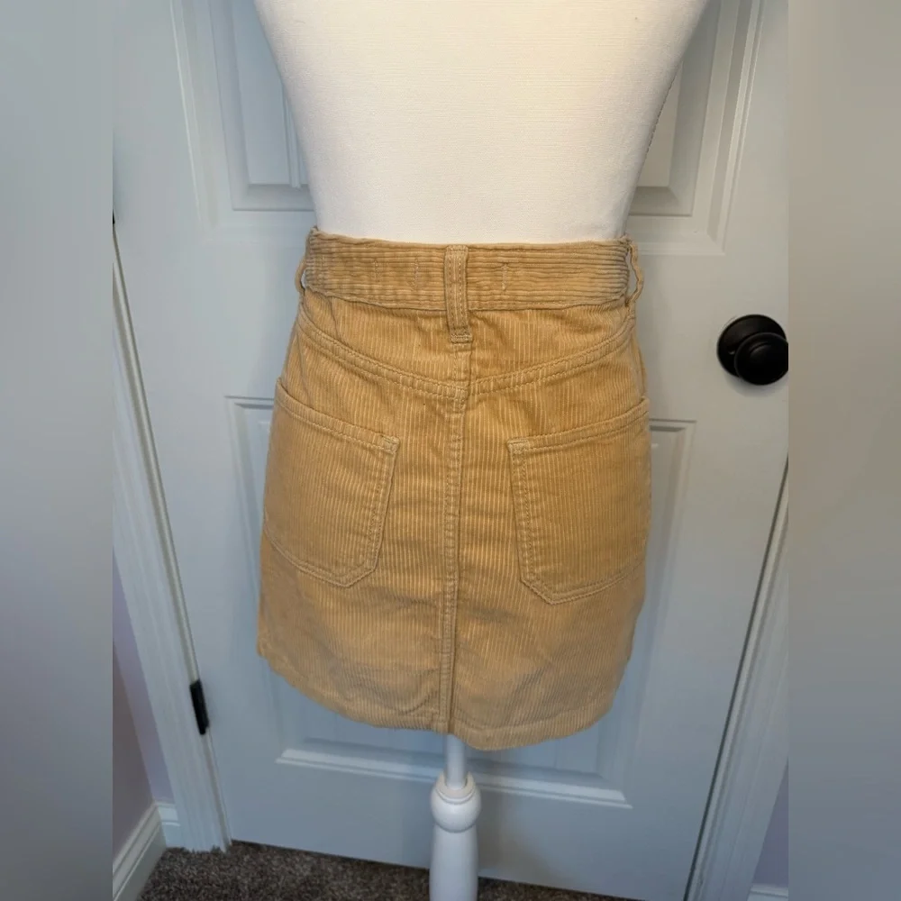 Hollister Beige Corduroy Mini Skirt with Zipper and Pockets - Picture 4 of 6
